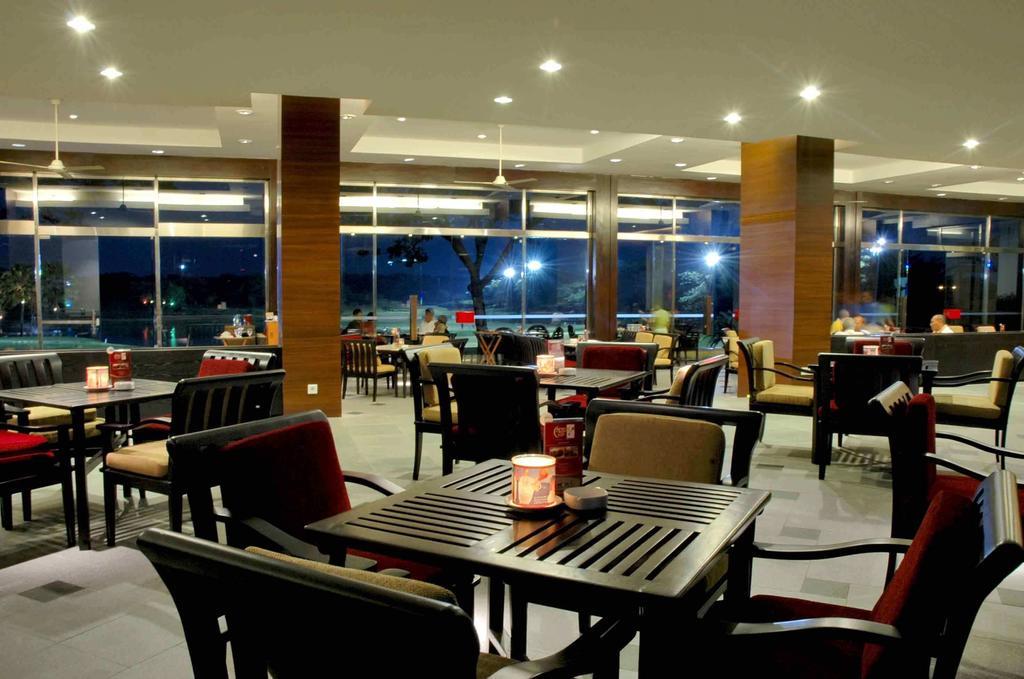 Ciputra Golf, Club & Hotel Surabaya Restaurant foto